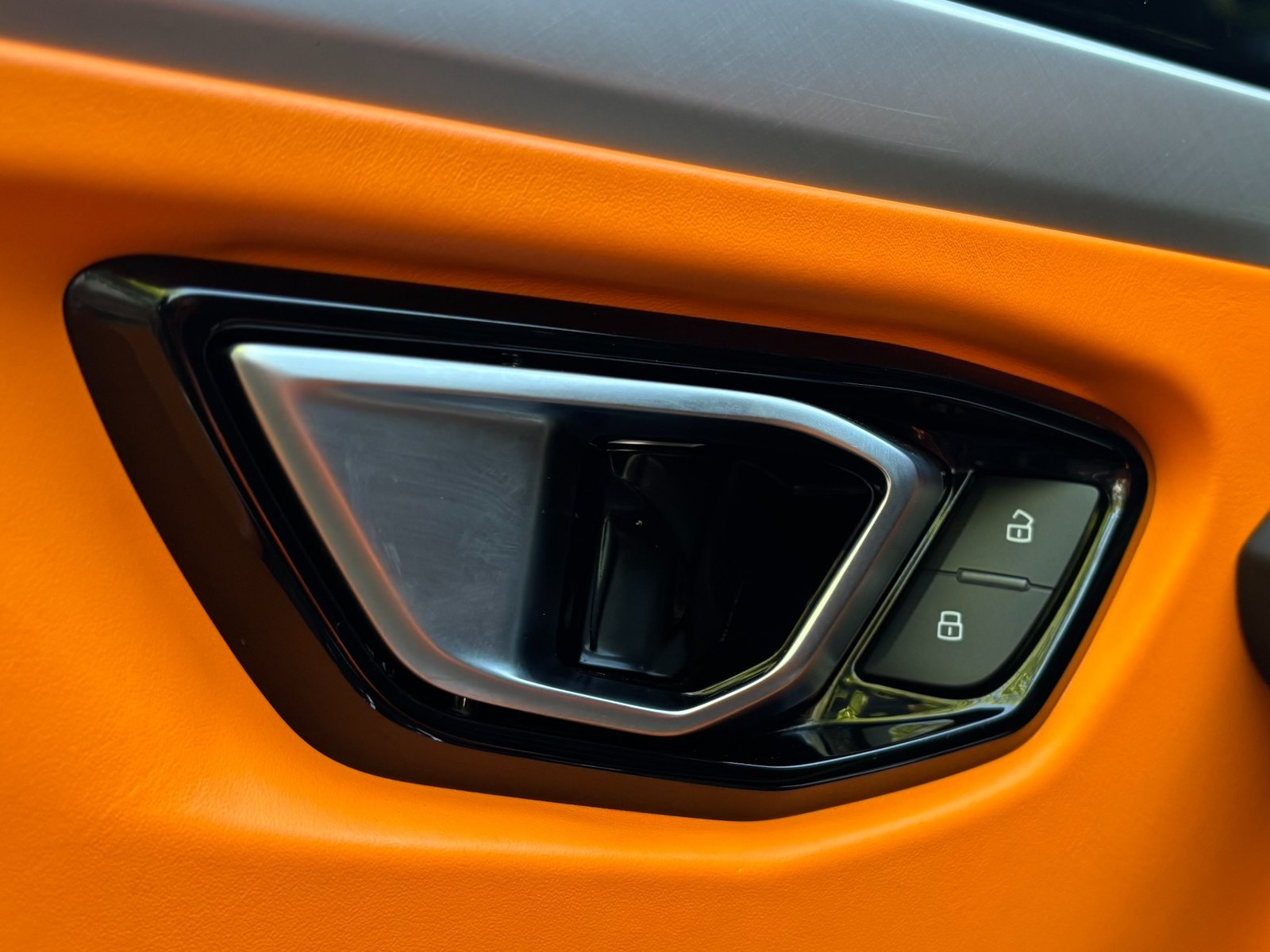 
								2021 Lamborghini Urus full									