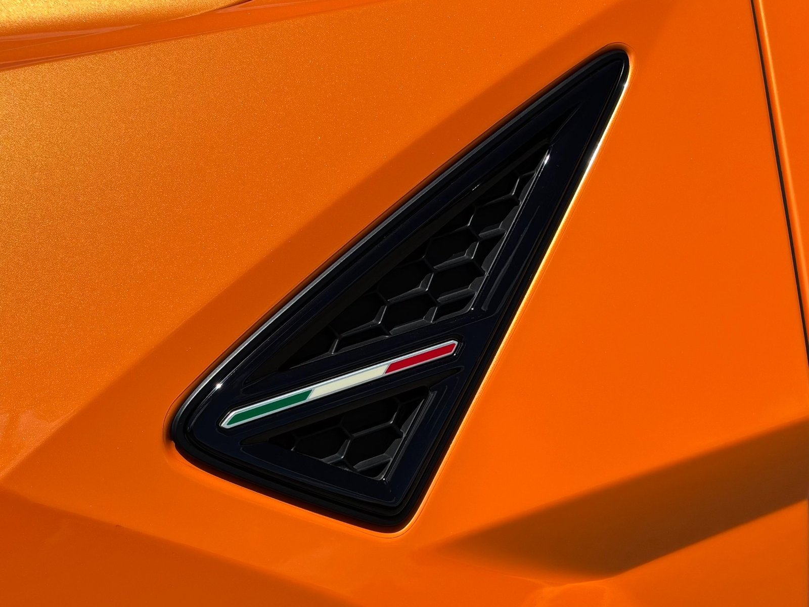 
								2021 Lamborghini Urus full									
