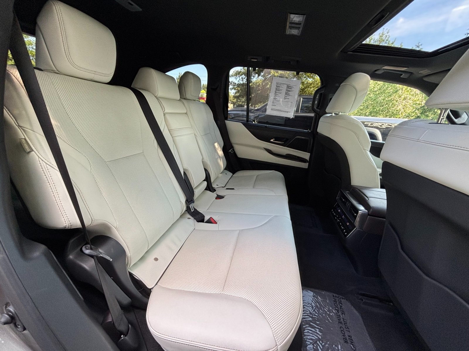 
								2022 Lexus LX 600 full									