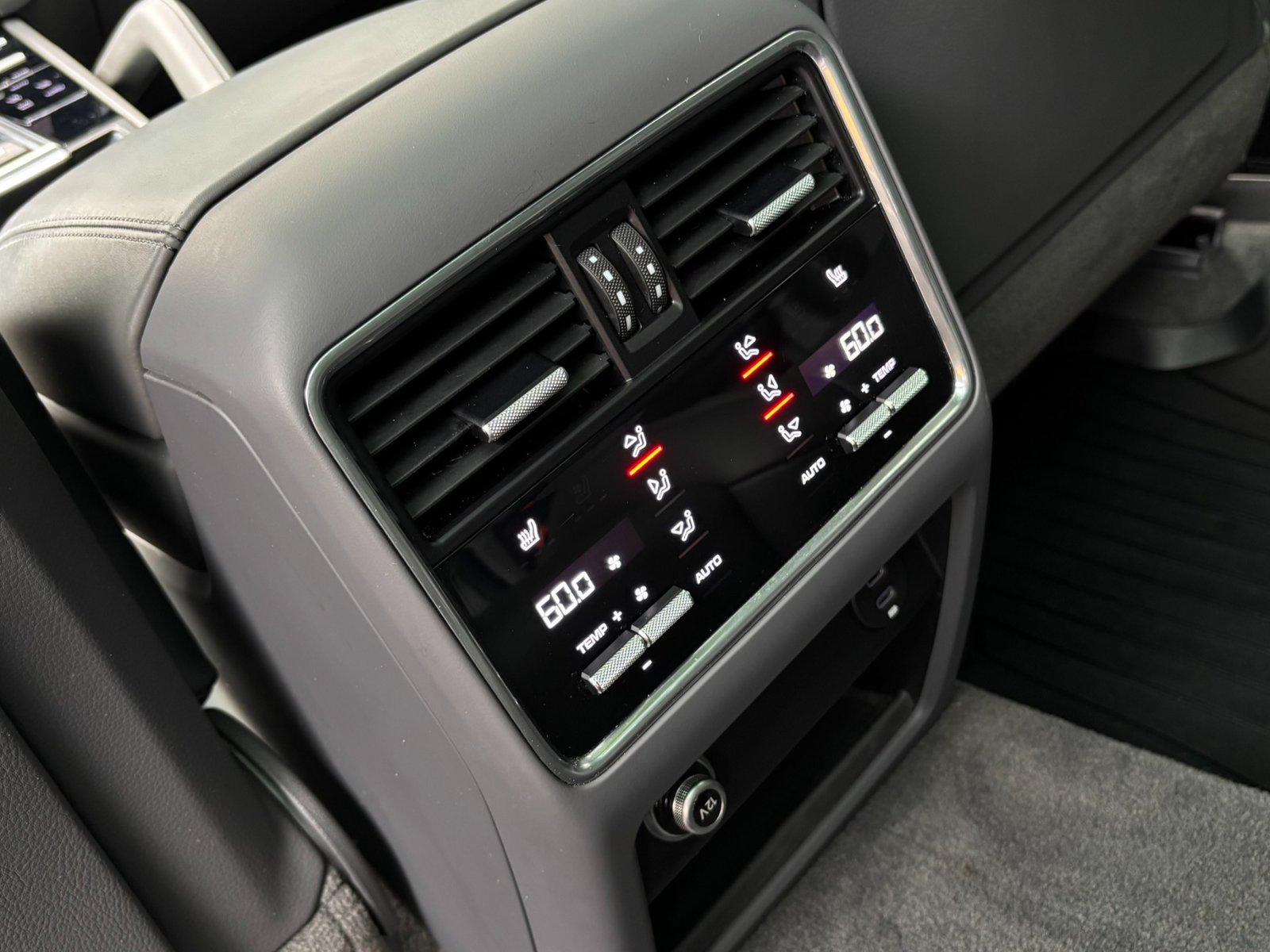 
								2023 Porsche Cayenne Turbo PREMIUM full									